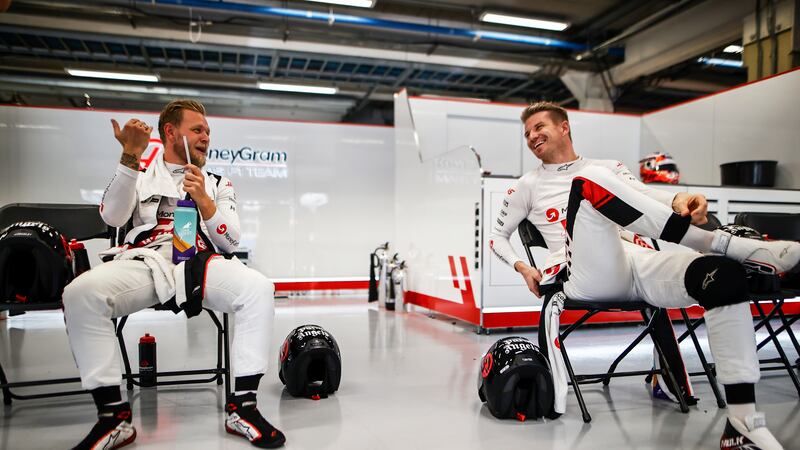 AUTóDROMO JOSé CARLOS PACE, BRAZIL - NOVEMBER 05: Kevin Magnussen, Haas F1 Team, and Nico...